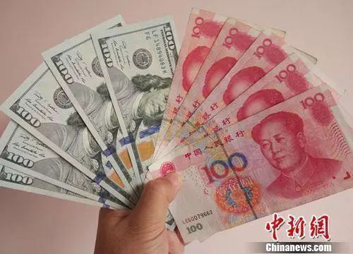 人民币和美元资料图。中新网记者 李金磊 摄