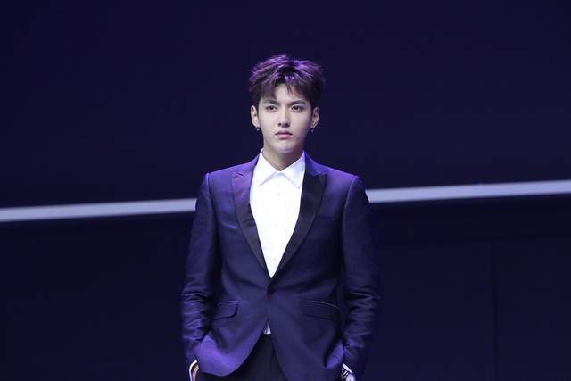 吴亦凡成资本弃子背后:綦建虹撑腰,成龙力挺,如今利益链条断裂