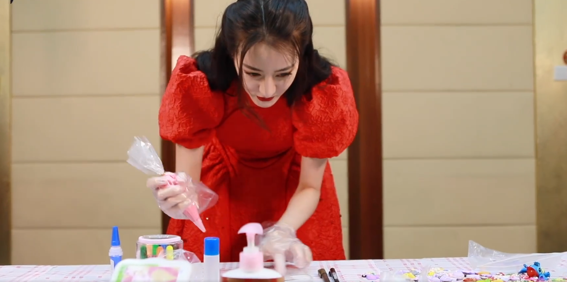 迪丽热巴春晚后台才艺大赏来袭,心灵手巧的迪迪子在线diy手机壳