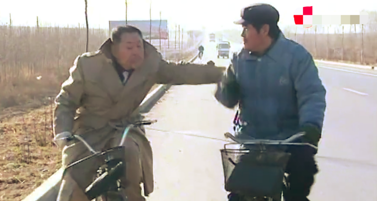 比如《马大帅3》中范德彪和马大帅在高速公路上骑自行车的镜头,当时