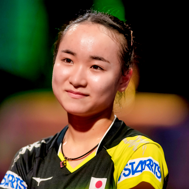 伊藤美诚晒荣誉室!奖杯塞满储藏柜,夺金照片装裱,和大金牌合影