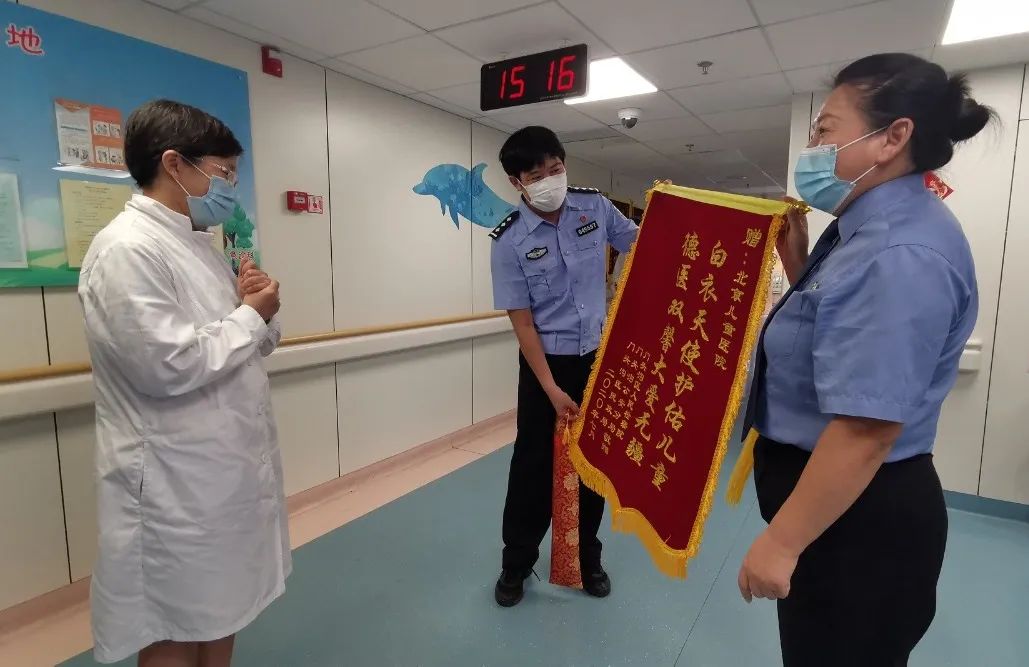 报警的医生收到锦旗