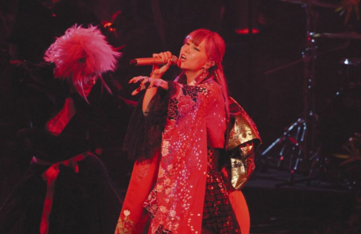 岚结束之后,lisa以红色和服风格的装束演唱了  《鬼灭之刃》红白sp