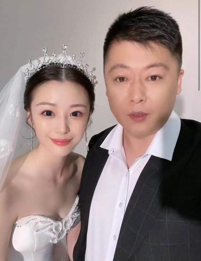 《乡爱》"谢永强"首晒一家三口合照 小12岁娇妻产后状态不错