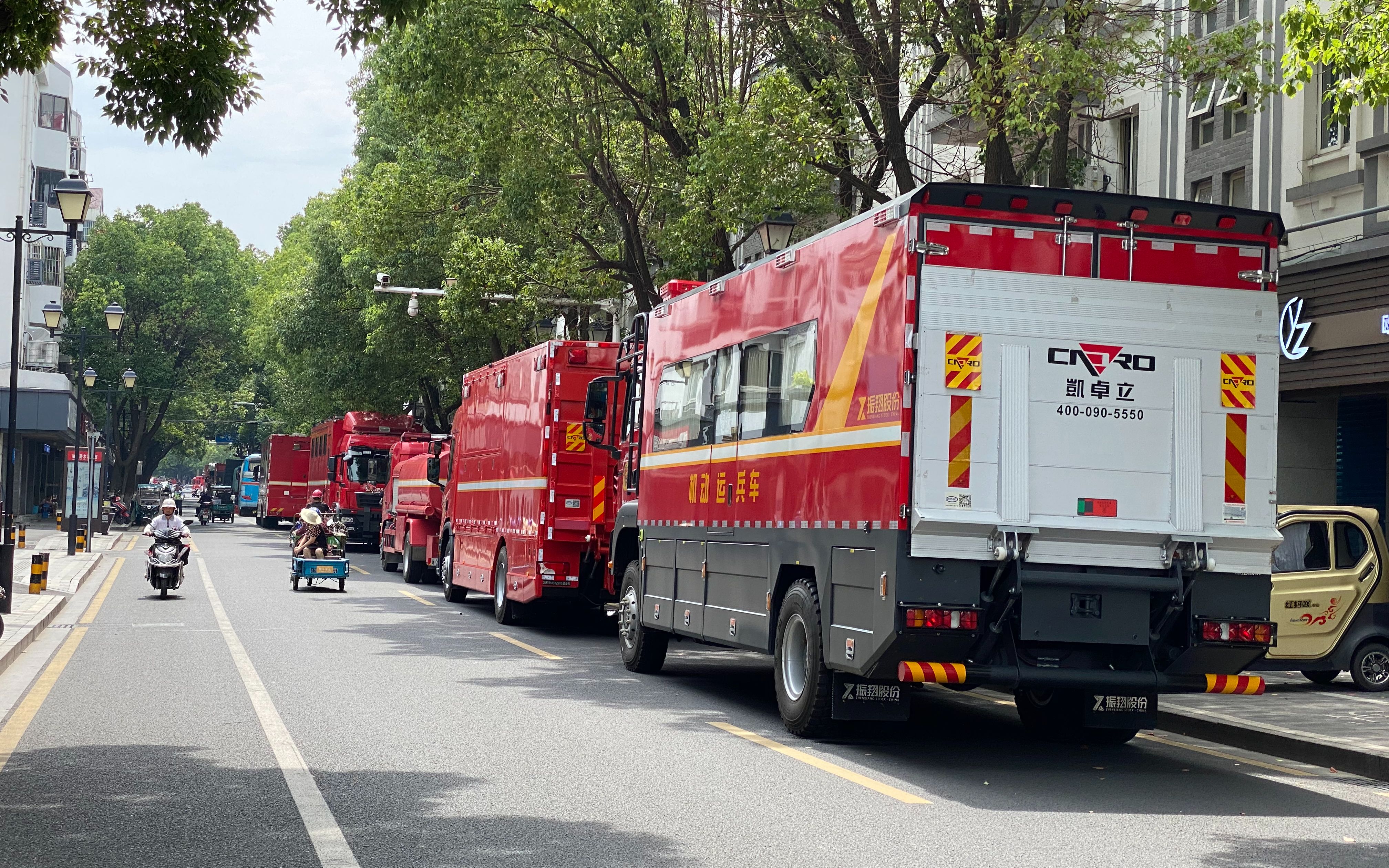 7月13日，坍塌酒店现场周边道路停着许多消防救援车辆。
