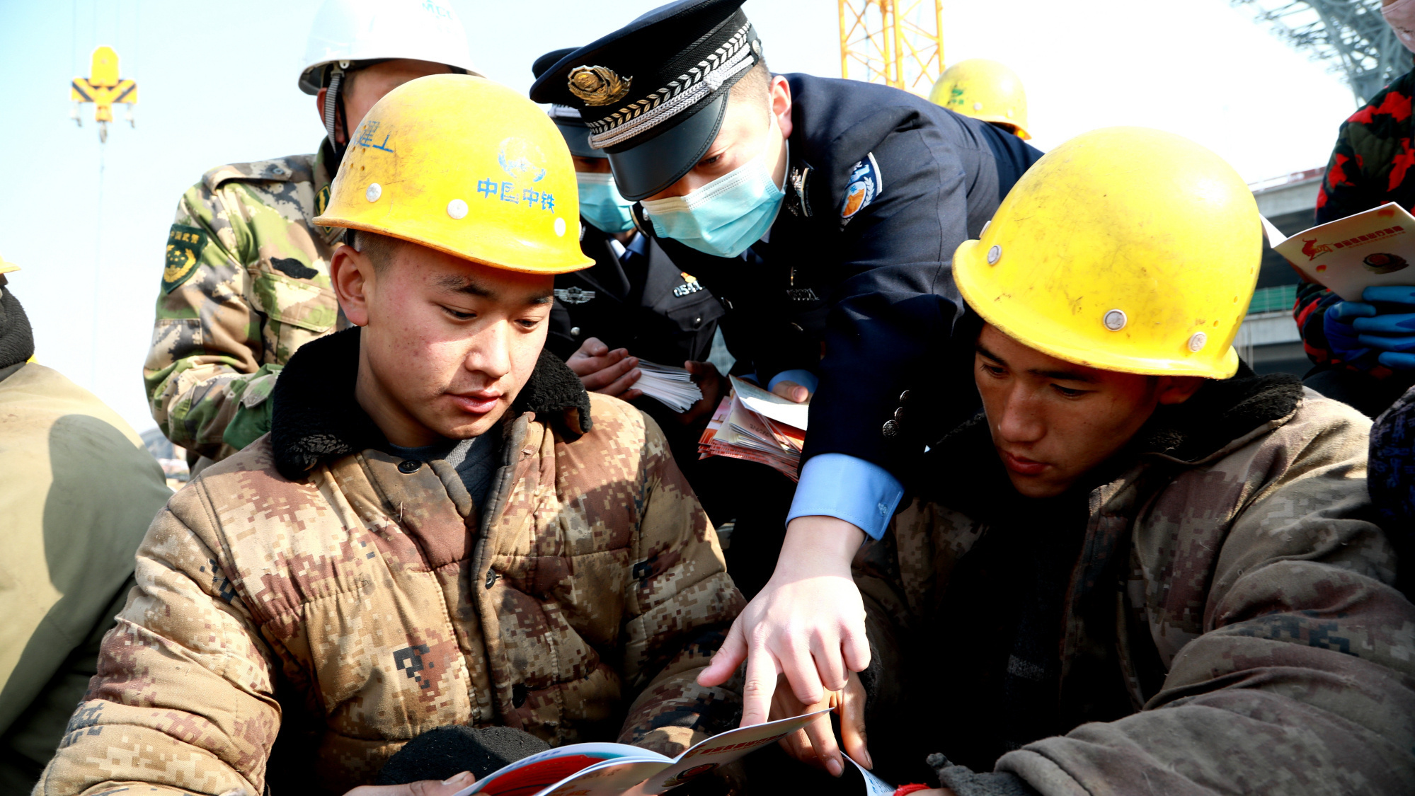 公安民警和农民工兄弟一起"就地过年"__凤凰网