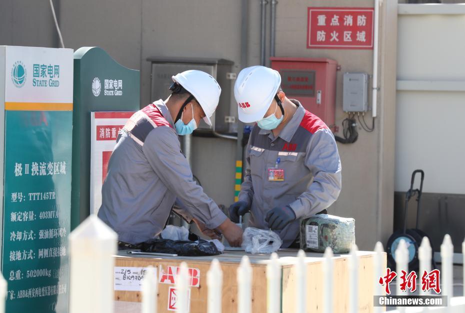 9月7日,国家电网宁夏公司检修公司工作人员在宁夏银川东换变电站±660千伏银东直流输电系统进行检修作业。当日,±660千伏银东超高压直流输电工程2021年度综合检修正式拉开帷幕。本次综检将对直流设备进行深入“大体检”,对部分核心设备进行整体“大换血”。据了解,±660千伏银东直流输电线路为宁夏电力外送山东的重要通道,是国家电网“西电东送”的重点工程。中新社记者 于晶 摄