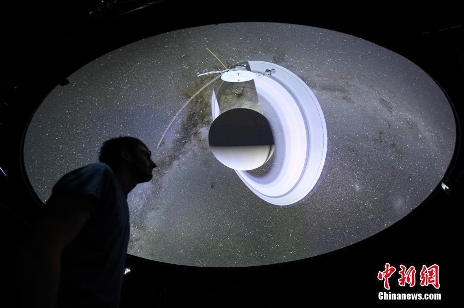 当地时间10月12日,瑞士洛桑附近的圣叙尔皮斯教堂, 洛桑联邦理工学院实验博物馆实验室内,研究人员使用虚拟现实软件VIRUP,虚拟出最详细的宇宙3D地图。图片来源:视觉中国