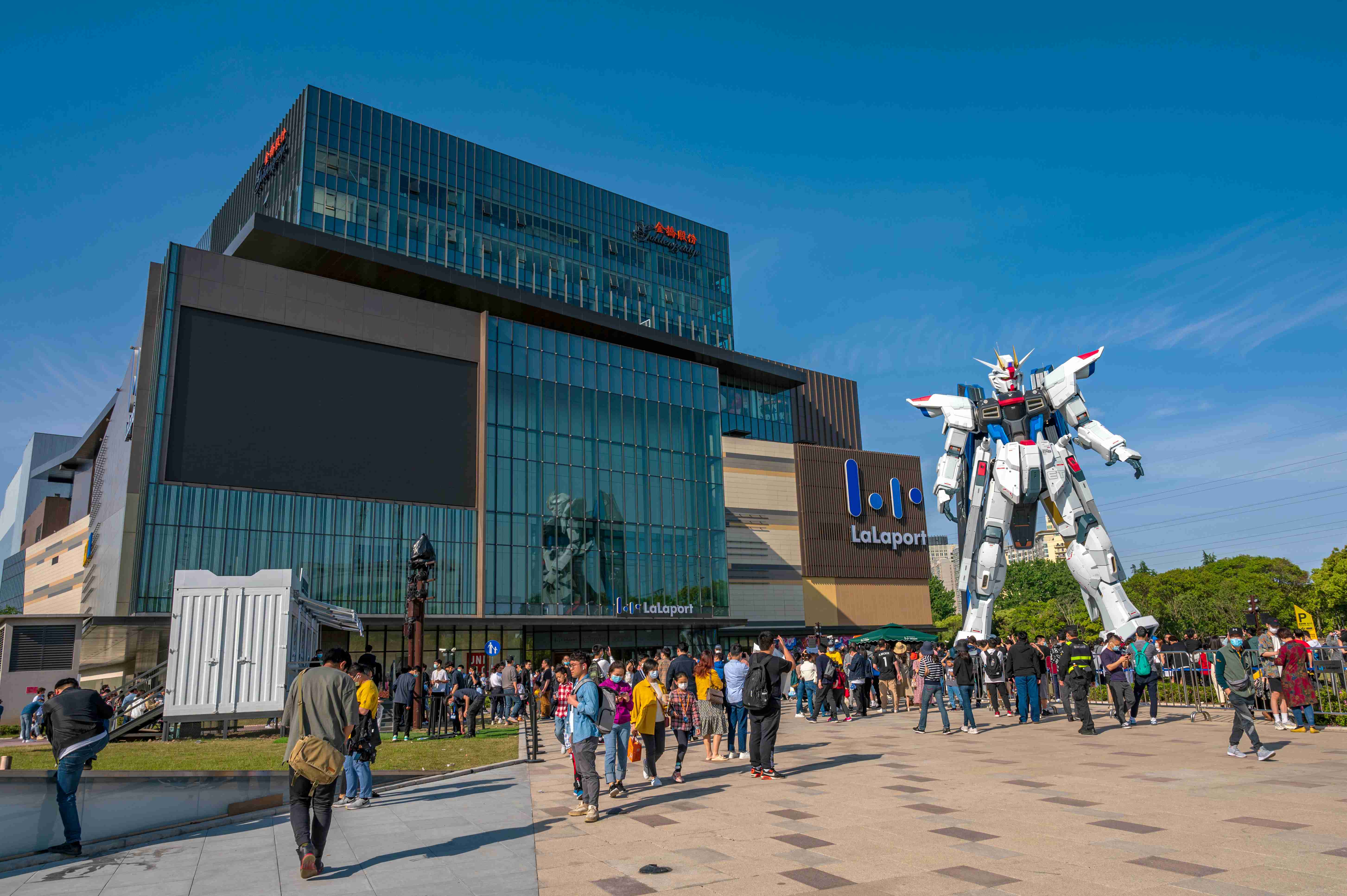 金桥开发区的啦啦宝都(lalaport)开业了,商场户外广场的巨大高达模型