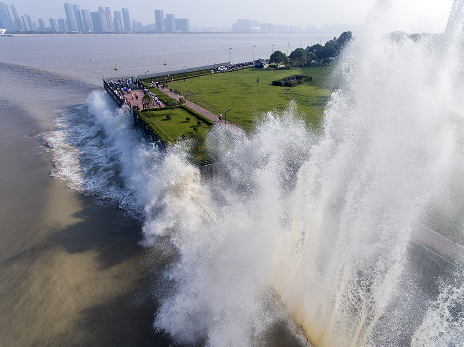 2017年10月8日,杭州,钱塘江潮水。