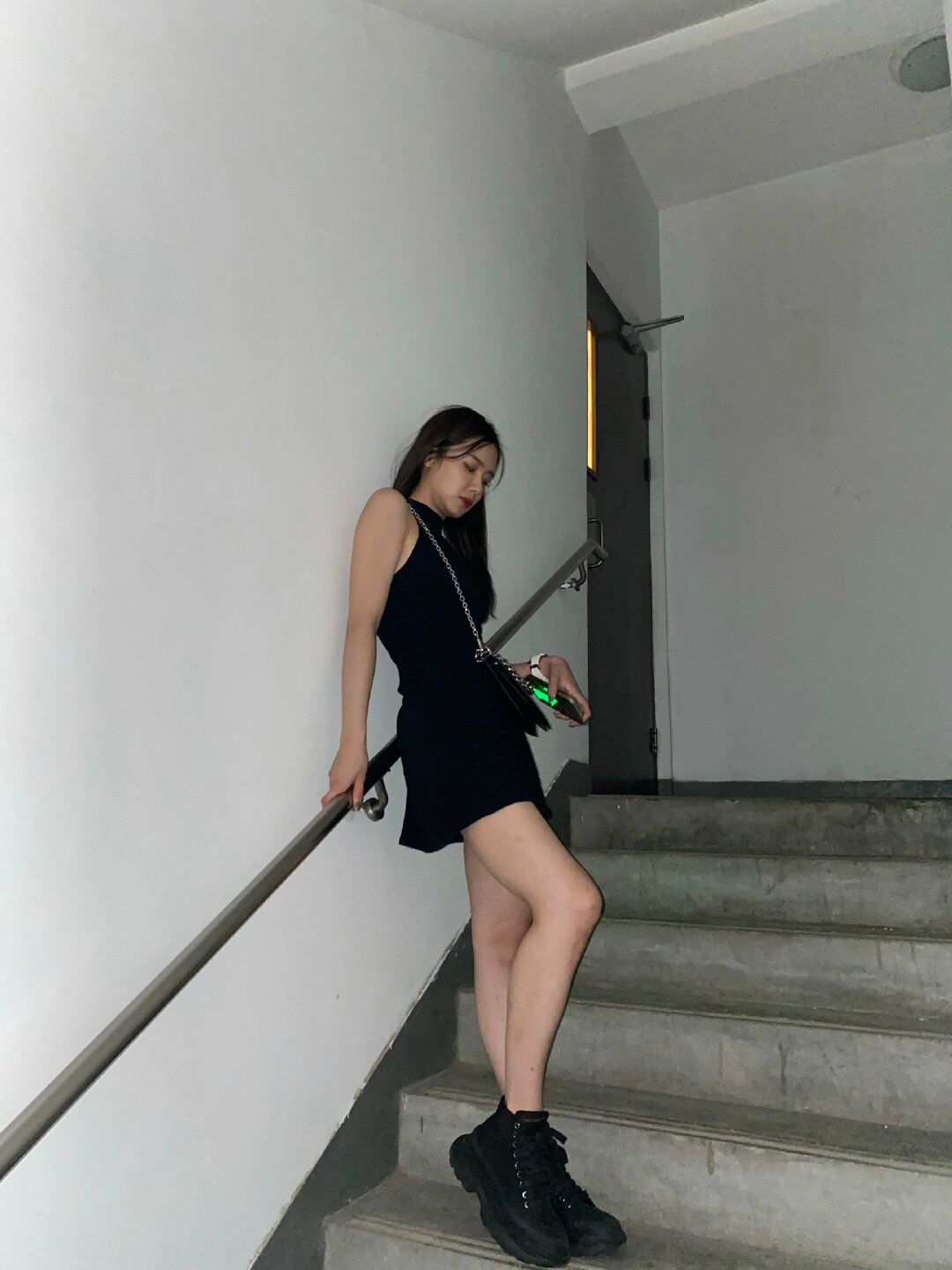 心痛,nba女主播美娜在疏散通道里照相,美如白莲花,腿都青了!