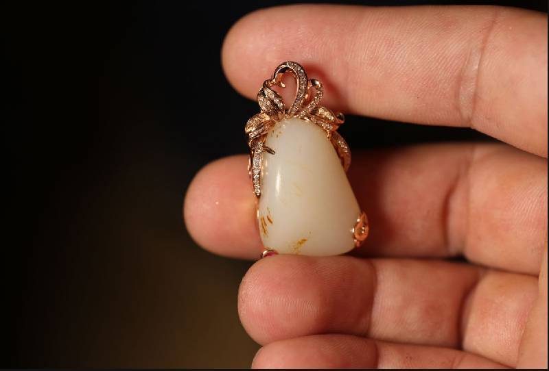 和田玉籽料里有一种很贵也很美的金包玉