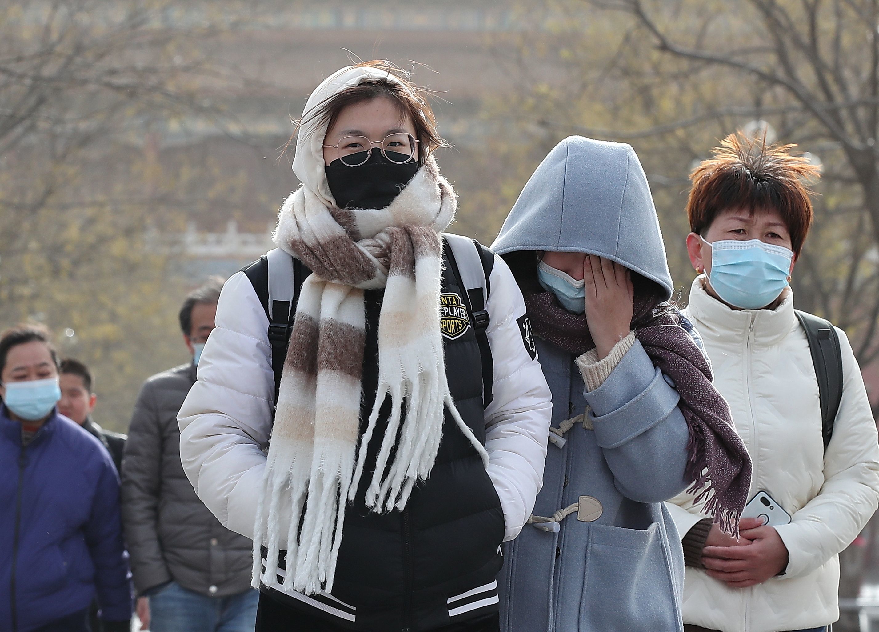 11月21日，北京，寒风中游客穿厚冬装包裹得严严实实打卡故宫。图/IC photo