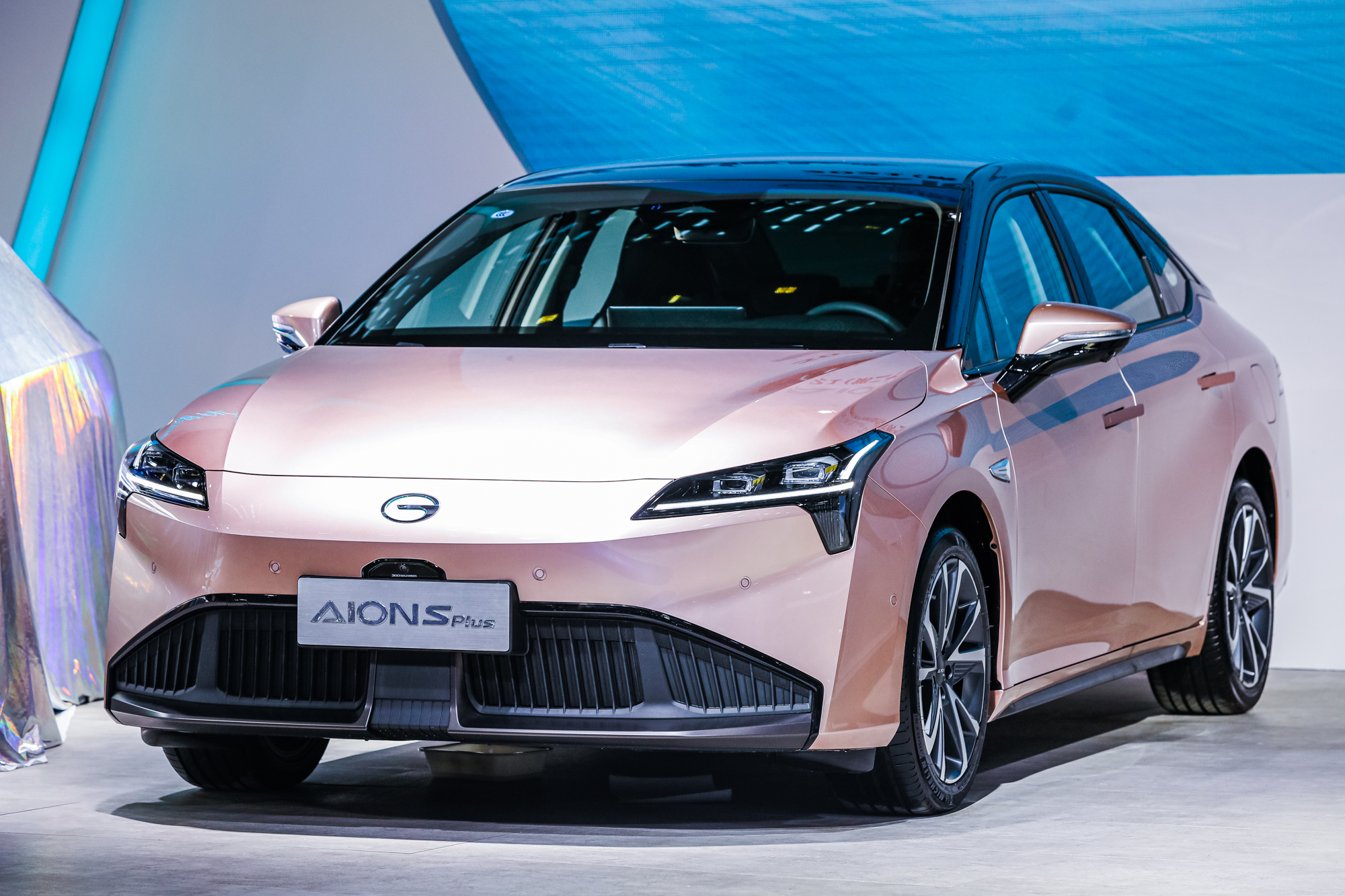 "15万级轿跑之王"aion s plus亮相粤港澳车展,幻彩舰队缤纷来袭__凤凰