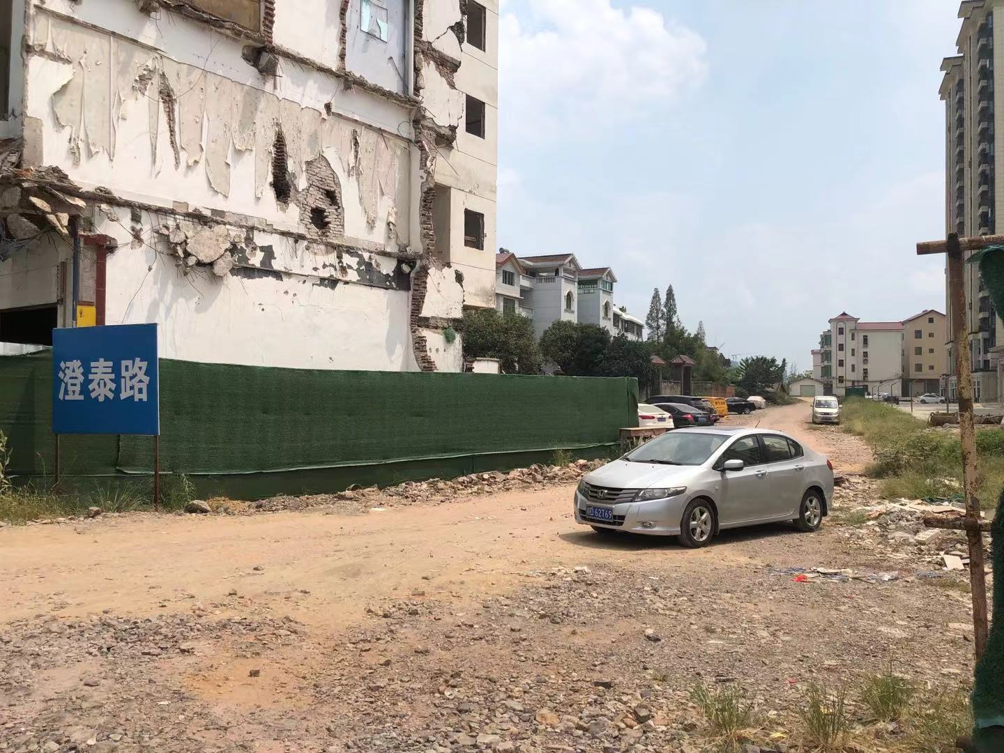 被出租车司机发现异常后，谢某快速逃走，后拐进一条土路，向城区边缘郊区逃去。澎湃新闻记者 陈绪厚 图