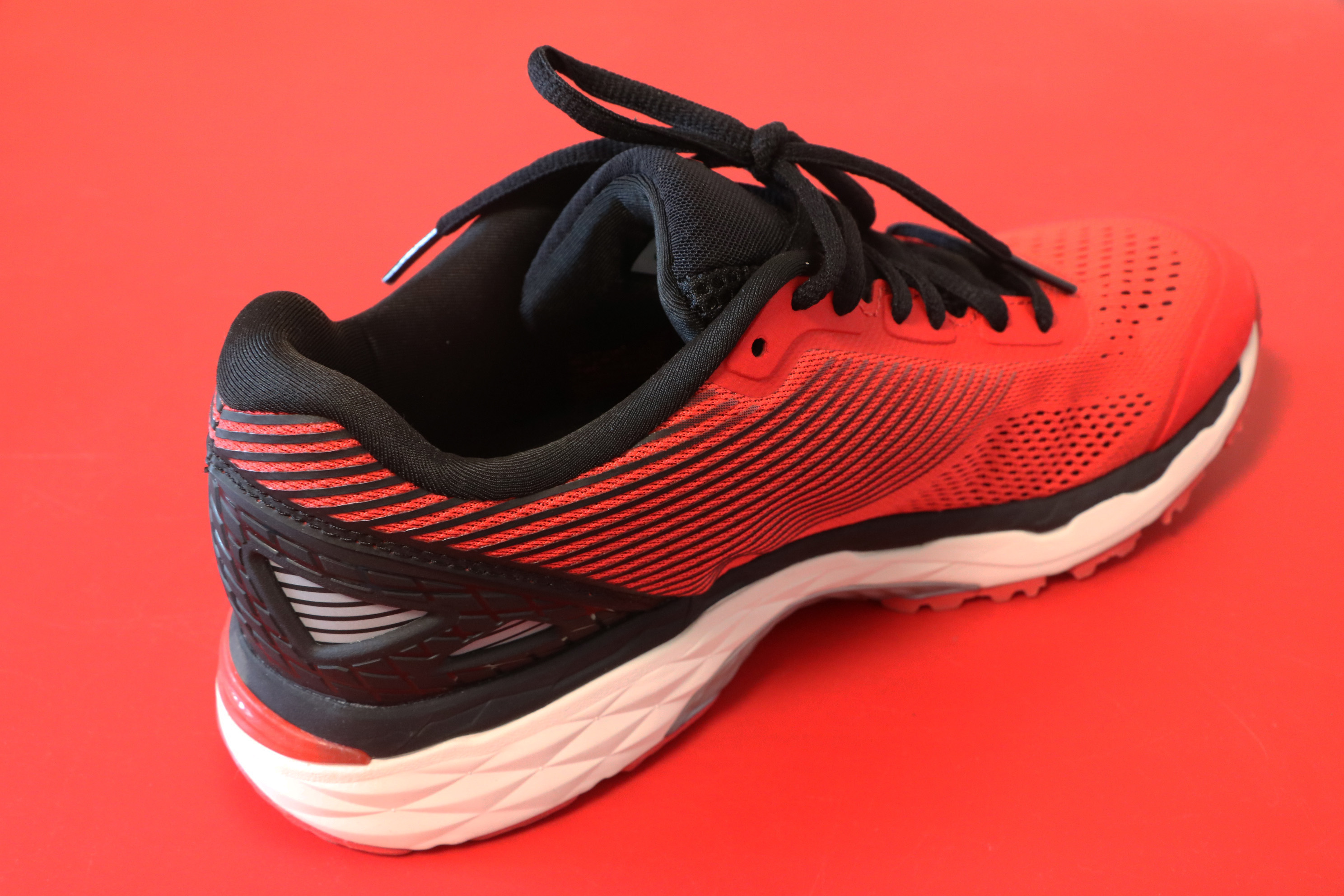 预算少买不到好跑鞋?国产半马专用鞋来袭,不仅颜值高而且脚感好