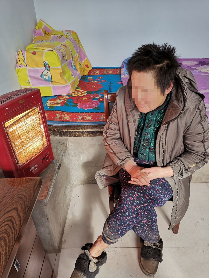 智障老人春节期间走失,热心辅警助其找到家人