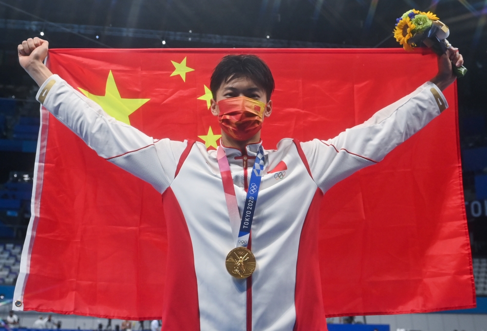 今日综述两面五星红旗三次同时升起中国红闪耀东京奥运