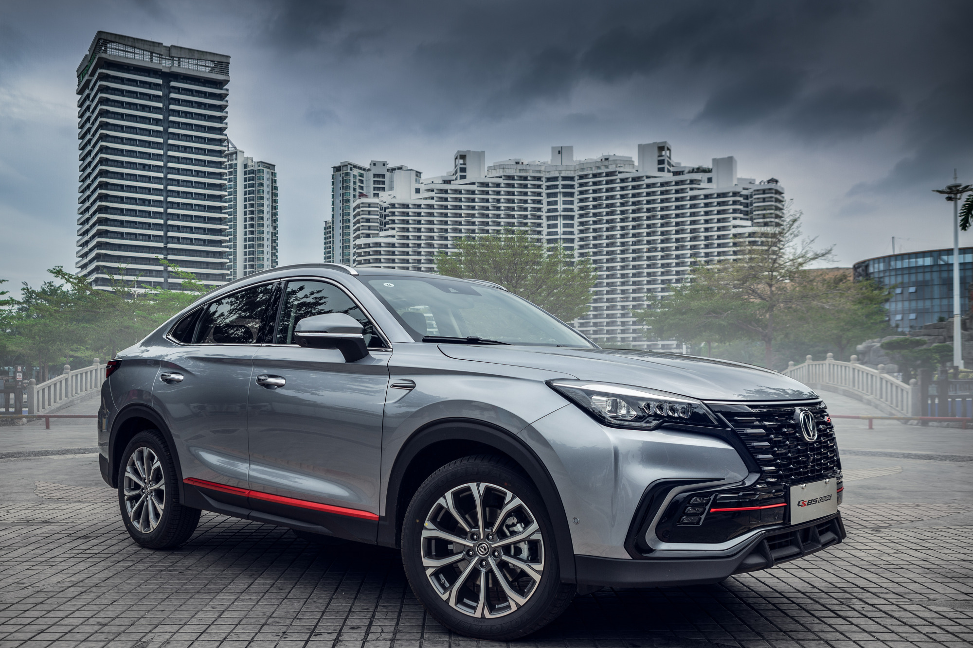 首先我们来看这款新车的外观,对于长安cs85 coupe这类轿跑suv车型来说