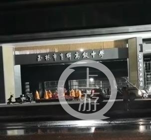 ▲十多名疑似穿着僧人服饰的人在学校大门外徘徊，边走边诵唱。图片来源/视频截图