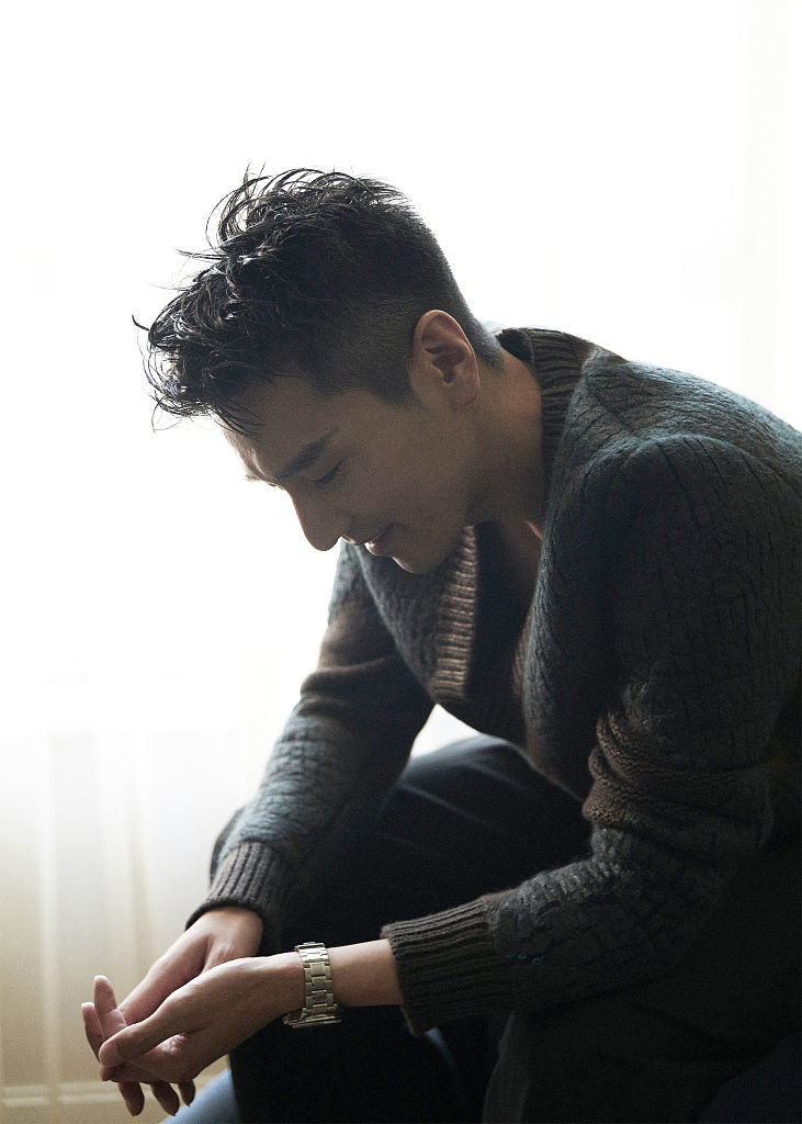 赵又廷v领针织上衣尽显型男魅力低头沉思露剑眉星目氛围感拉满