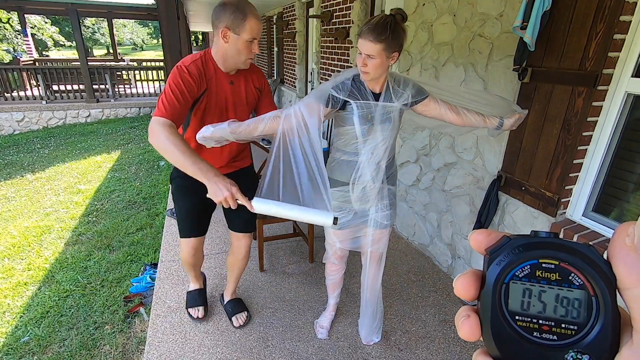 美国男子耗时1分2秒用保鲜膜将妻子包裹 欲打破吉尼斯纪录__凤凰网