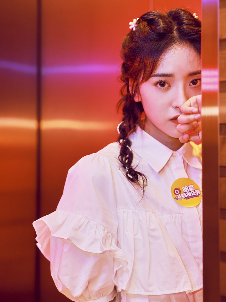 沈月穿白色蛋糕裙变"鬼马少女"扎双麻花拳击辫清纯靓