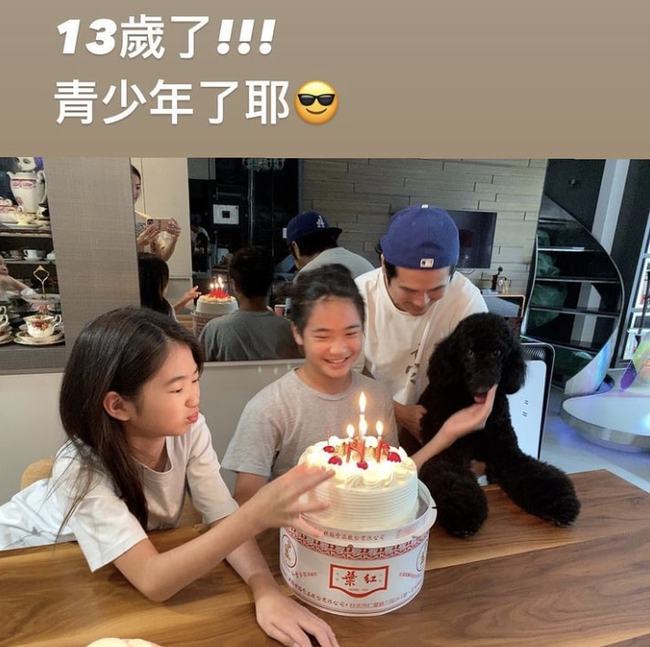 曹格为11岁女儿庆生 Grace眼神灵动颜值逆袭
