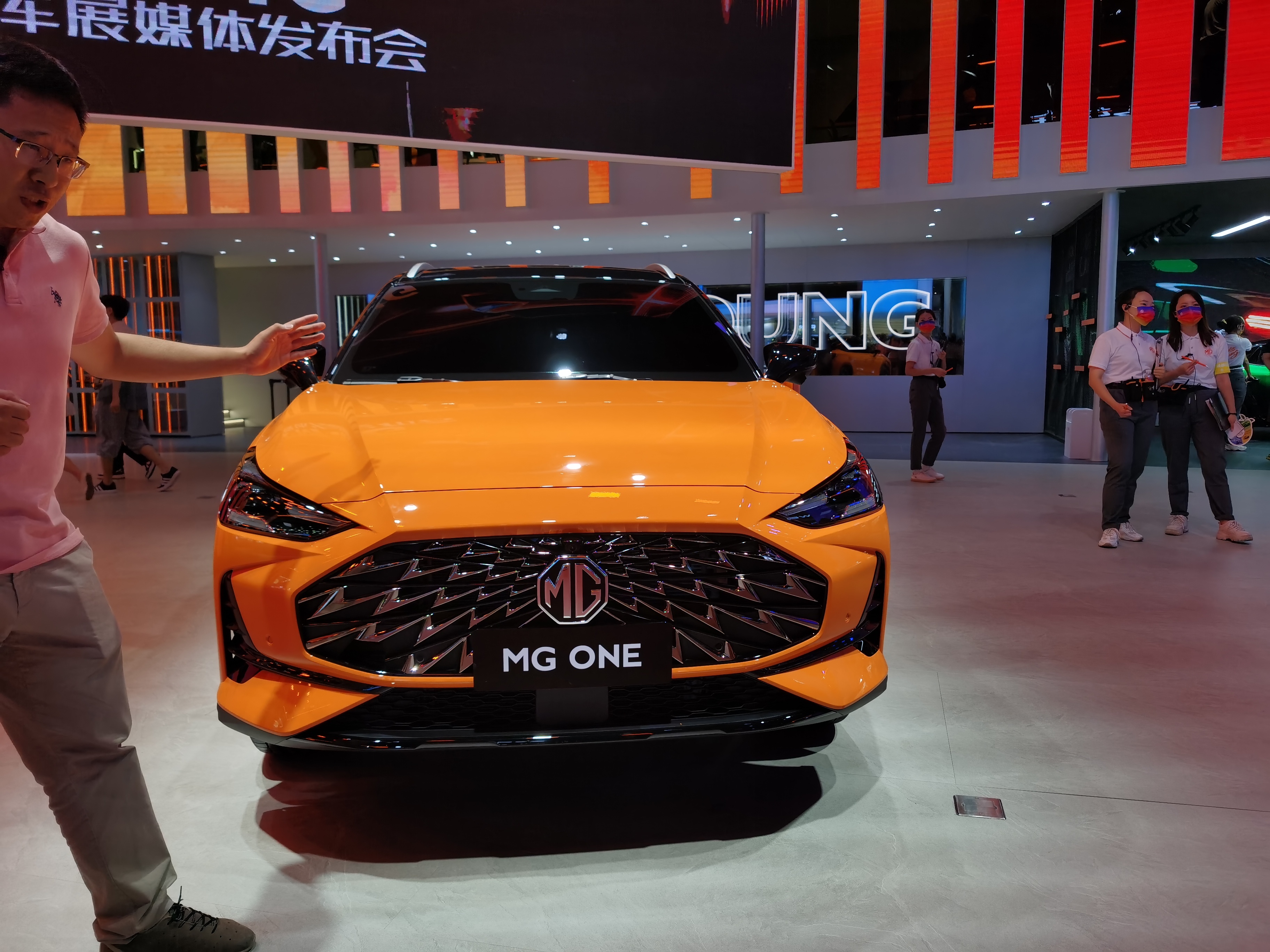 两种造型两种风格配15t发动机名爵mgone首发亮相