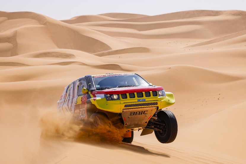 3台bj40赛车及其6位车手和领航员,是本届达喀尔赛唯一的中国力量.