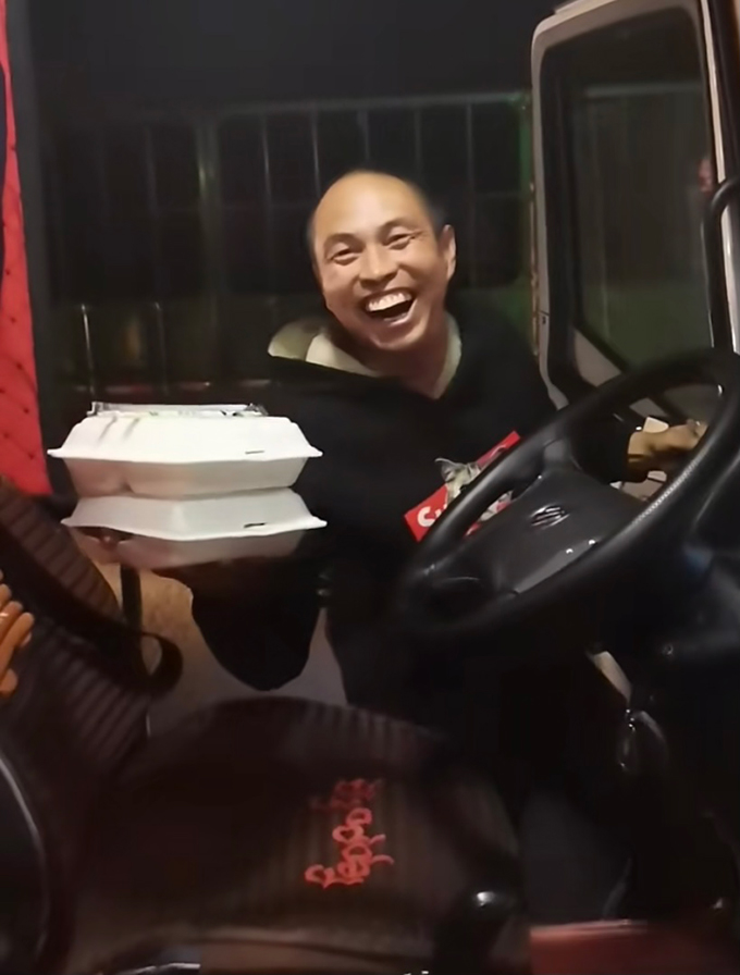 去年12月,陈益伟到达目的地卸完货,盒饭加了鸡腿。 陈益伟快手@冀B欧曼老头截图