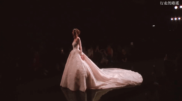 热巴穿婚纱价格千万,美倒全球