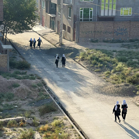 16日早晨，阿富汗女孩走在上学路上。
