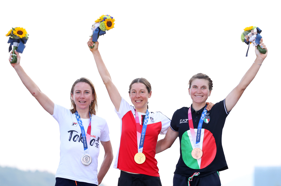 左起：银牌得主荷兰选手范费罗腾，金牌得主奥地利选手安娜·基森霍夫，铜牌获得者意大利选手丽莎·隆戈·博尔基尼。