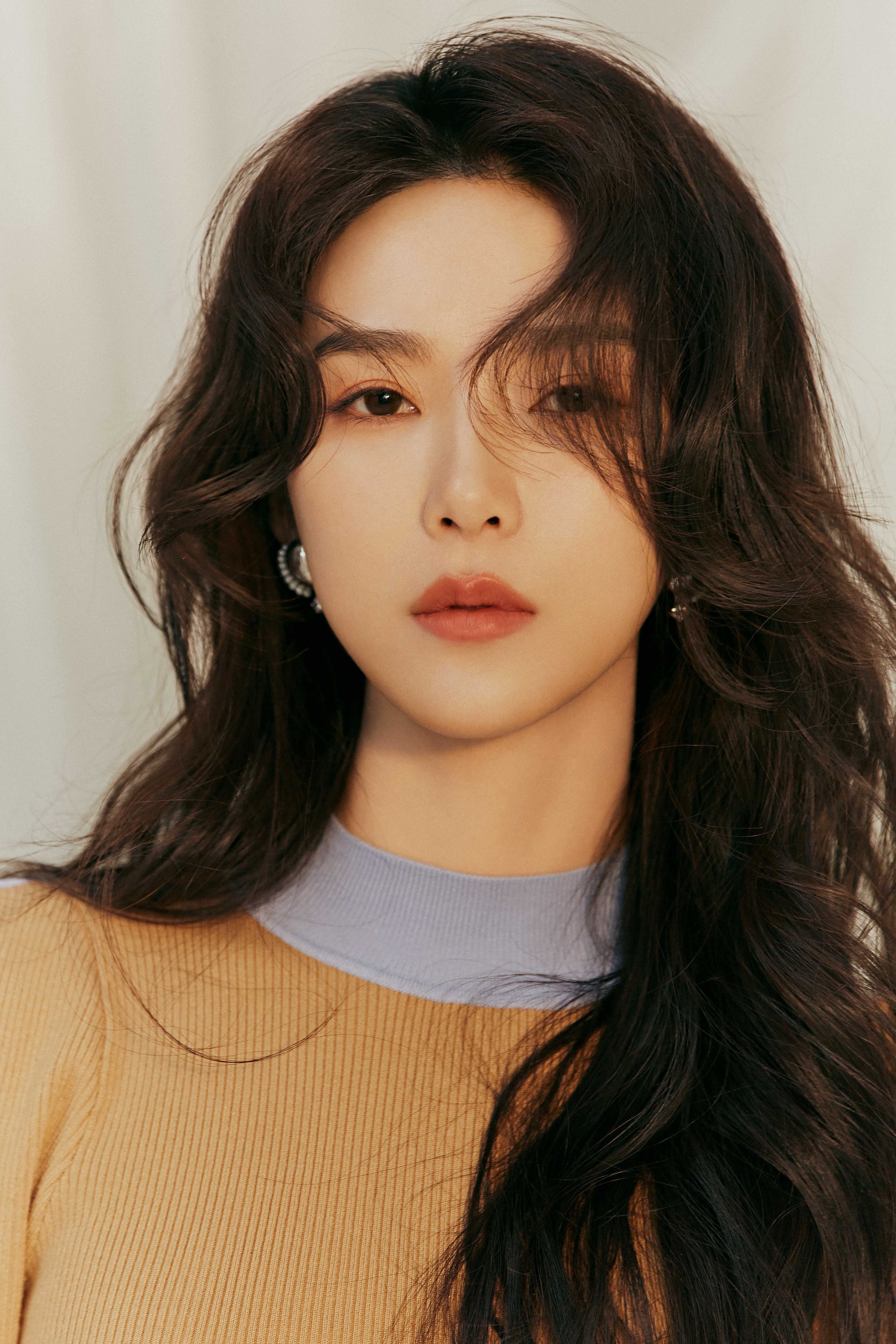 出道至今,宁心始终拒绝定义被标签化,穿搭风格百变