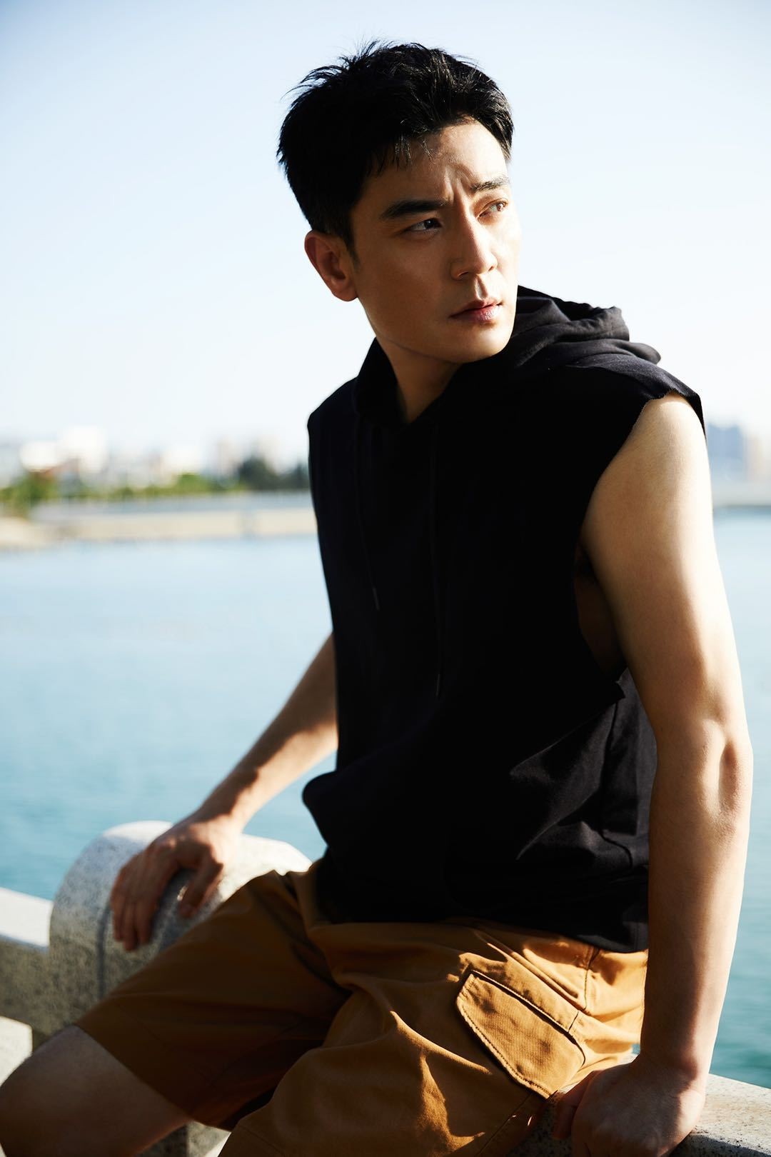 看他最近一张无袖卫衣的照片,肌肉紧致,眼神清澈轻松坚定,状态真的太