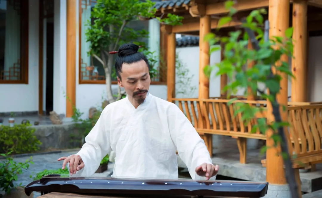 大凡修道之人虽然可以做到身遁山林,却不易做到超脱尘世;虽然可以诚心