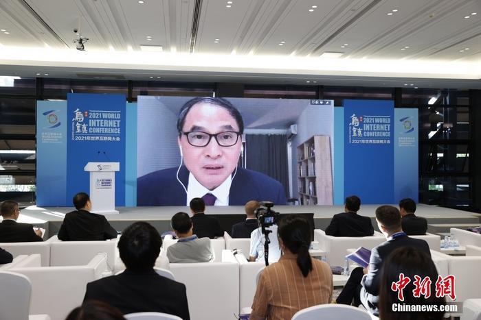 9月26日，由中国新闻社主办的“2021年世界互联网大会乌镇峰会——全球抗疫与国际传播论坛”在浙江乌镇举行，香港中文大学(深圳)全球与当代中国高等研究院院长郑永年通过视频致辞。 <a target='_blank' href='http://www.chinanews.com/'>中新社</a>记者 韩海丹 摄