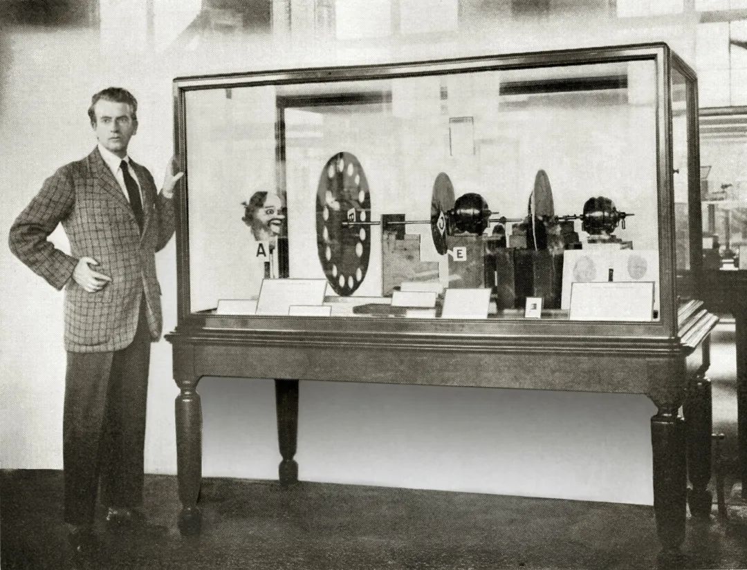 1925年,来自英国的科学家约翰·洛吉·贝尔德造出了第一台能传输图像