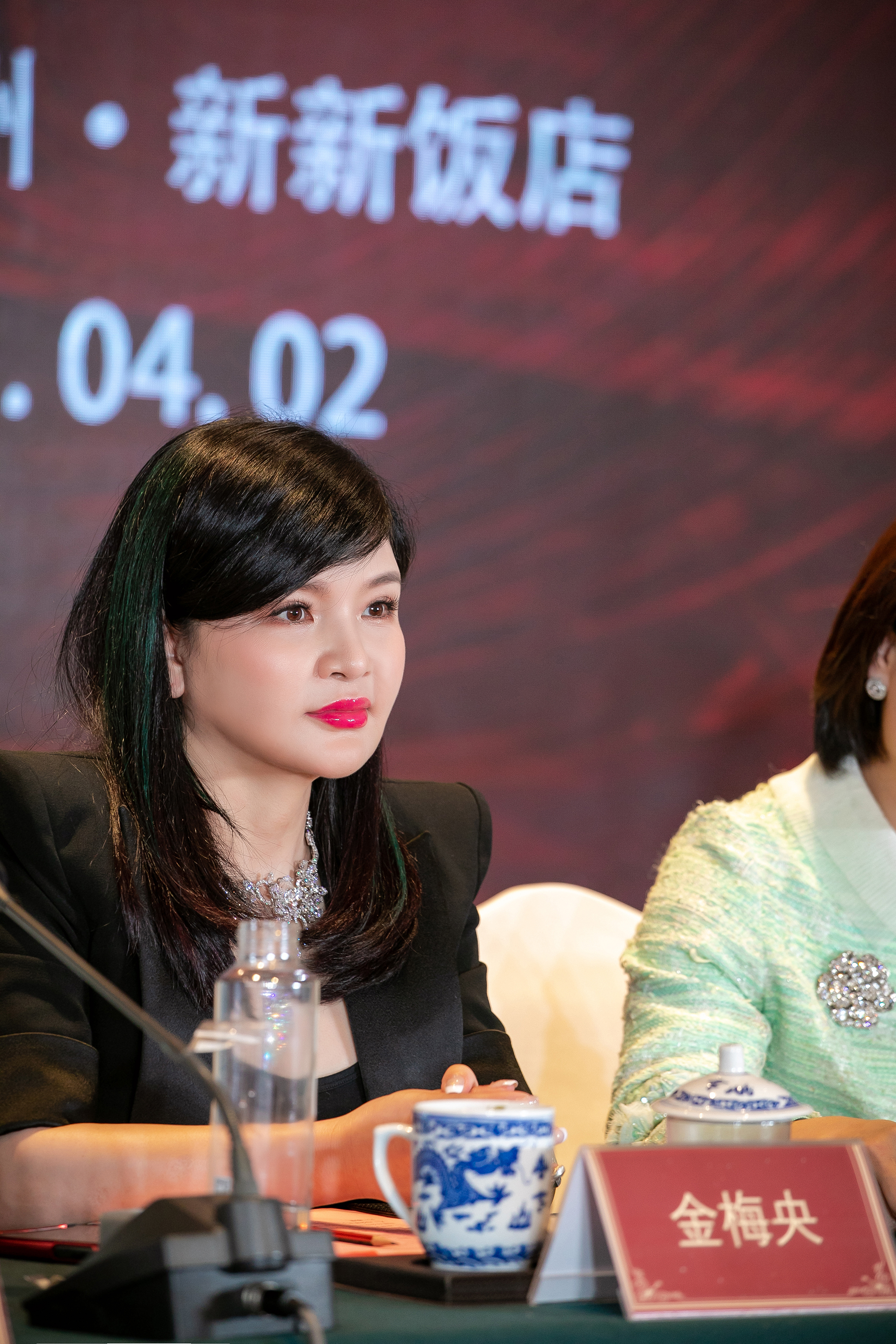 浙商女杰砥砺奋进不忘初心大爱无声金梅央荣获公益大使称号