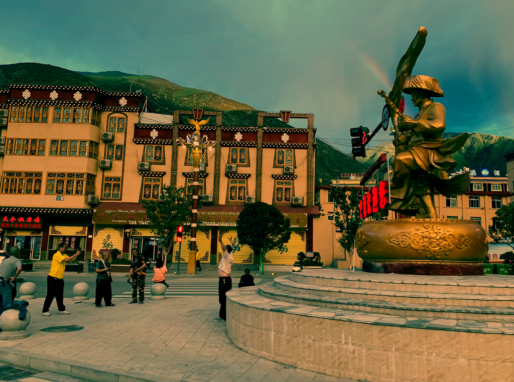 夏日清凉,美丽的巴塘晴空万里,天很蓝白云朵朵,你想去看看吗?__凤凰网