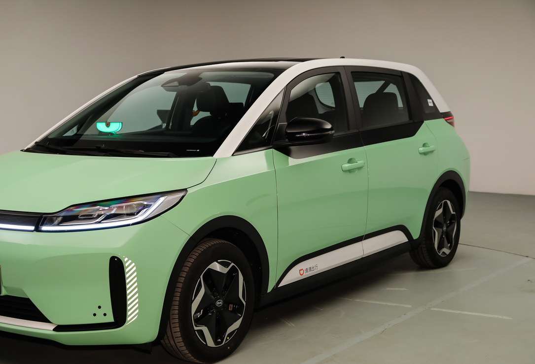 比亚迪造跑滴滴特供车后排可跷二郎腿电视搭电动侧滑门