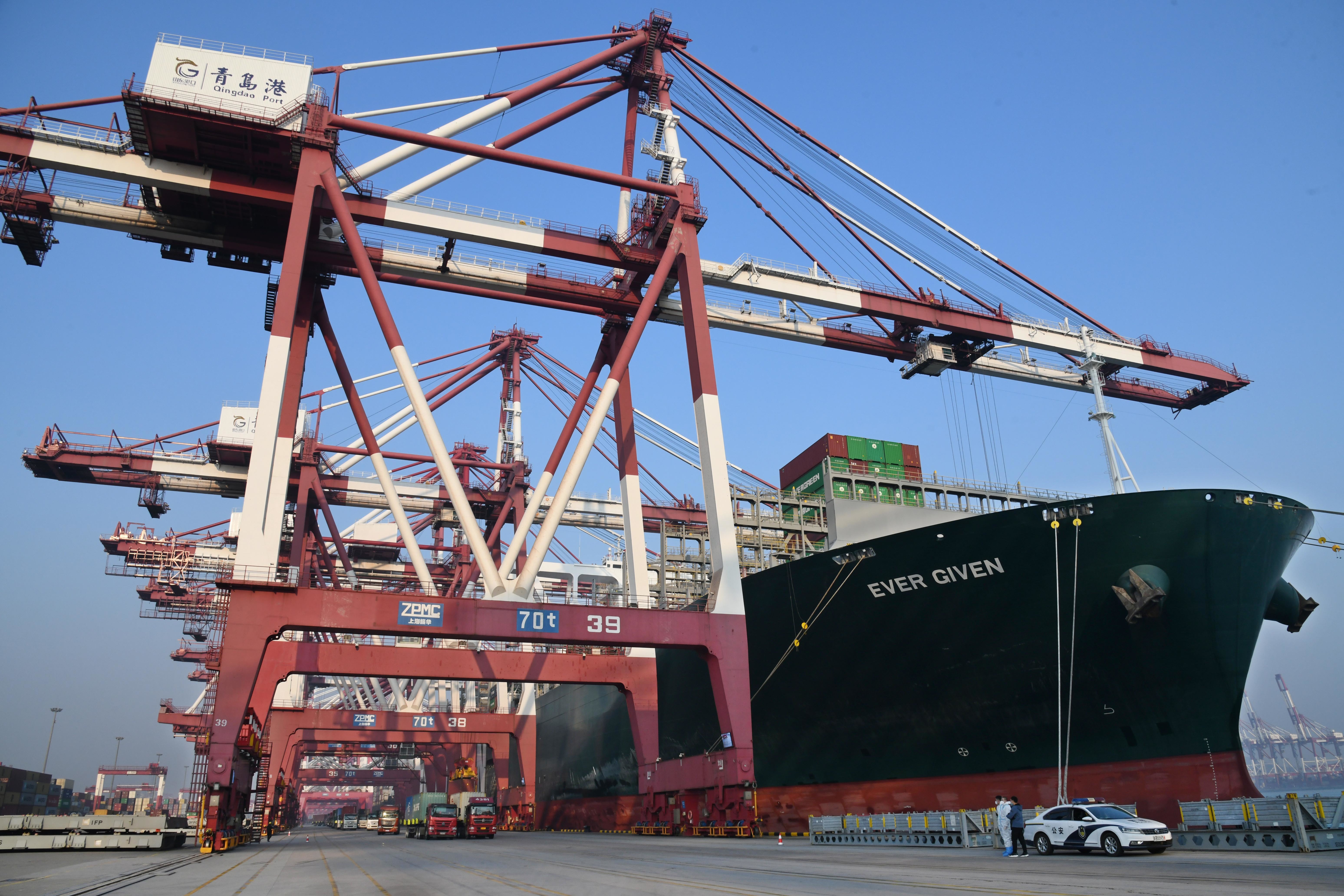 11月13日，“长赐”号货轮在山东港口青岛港前湾集装箱码头装载货物。新华社记者 李紫恒 摄