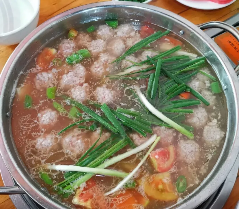 豆汤圆子火锅和的标配是 油渣,豆汤泡饭混着油渣入口,简单又极