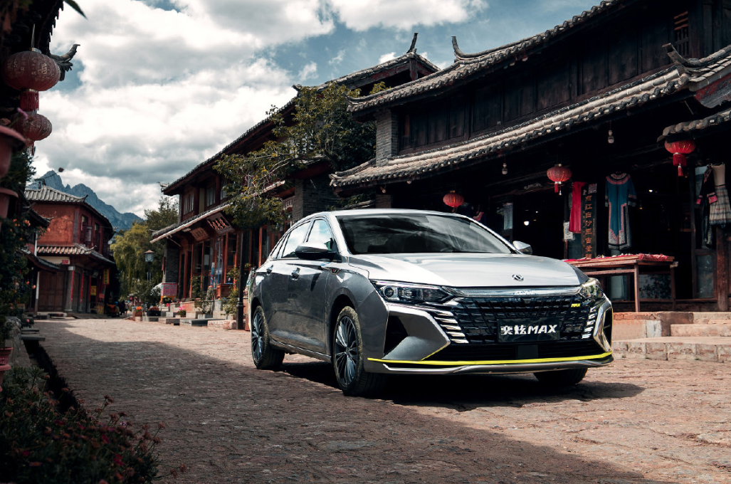 以实用性为卖点的运动轿跑全方位解析东风风神奕炫max