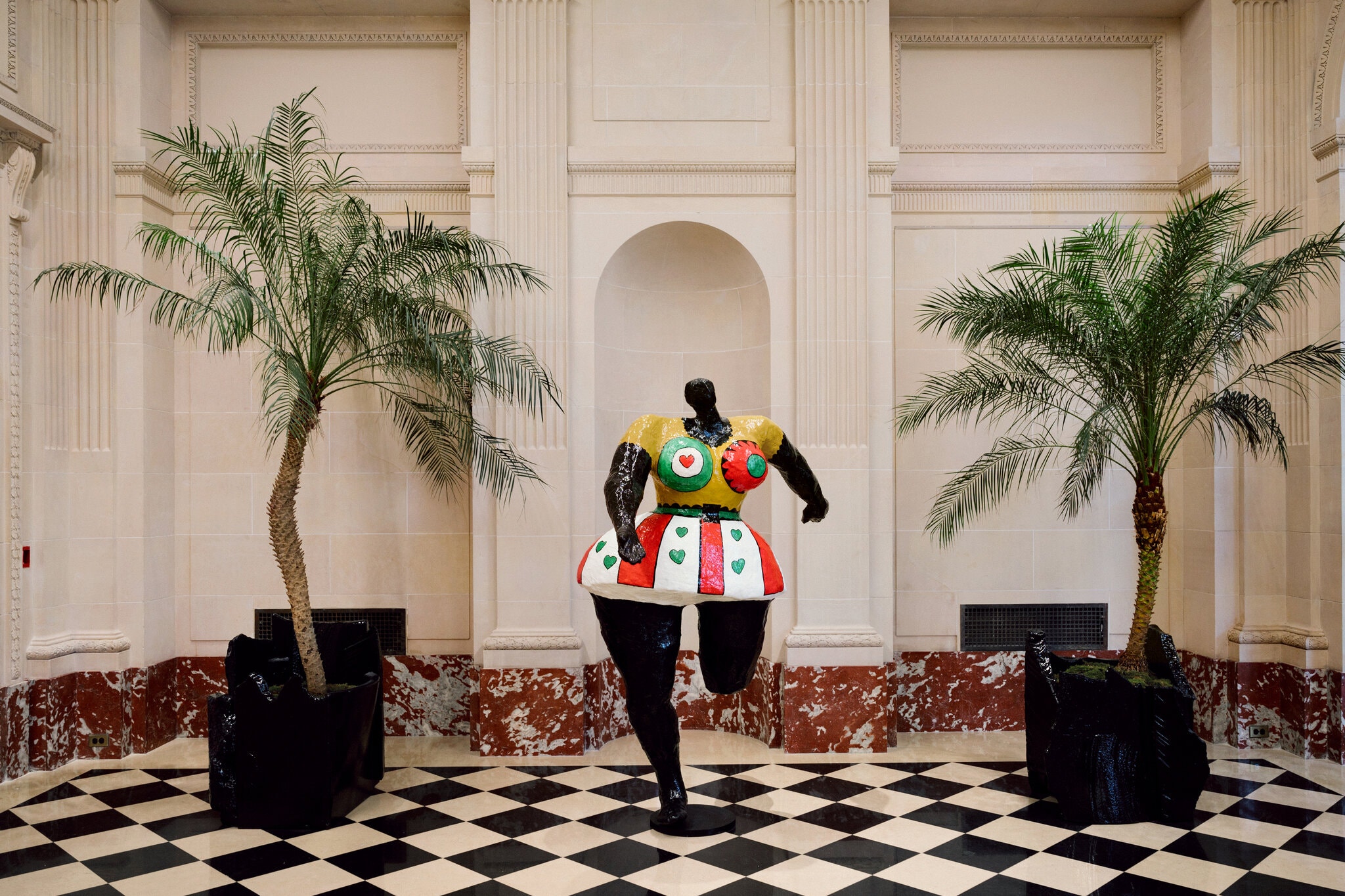 Salon 94画廊中的黑人“娜娜”雕塑