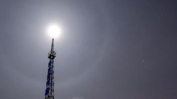 内蒙古呼伦贝尔现月晕奇观，空中光环清晰可见