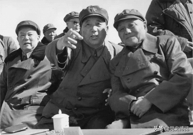 1981年,秦基伟在华北大演习中向邓小平介绍情况