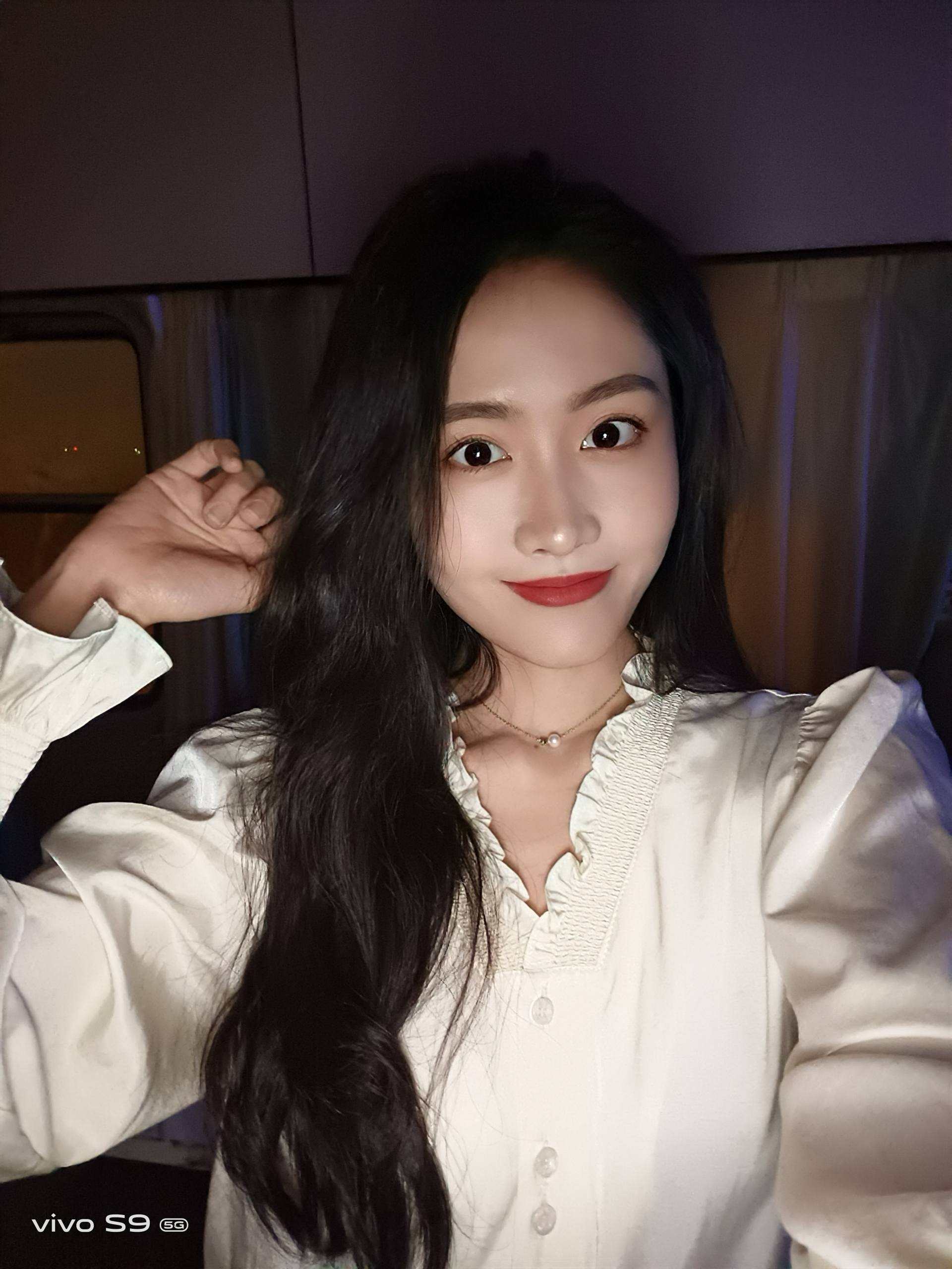 周末探店打卡怎么拍出优质自拍照?其实就差一台vivo s9