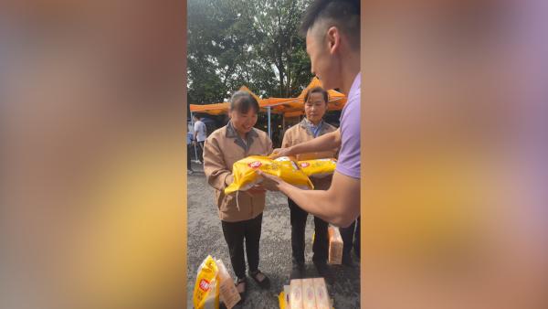 创业大学生买米送学校保洁阿姨：感谢她们提供干净的环境